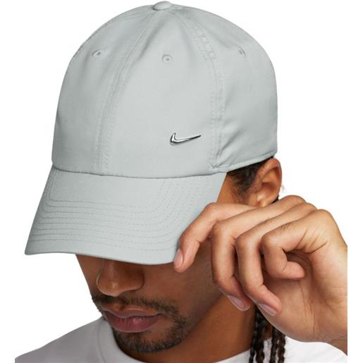 Nike berretto da tennis Nike dri-fit club unstructured metal swoosh cap - light smoke grey/metallic silver
