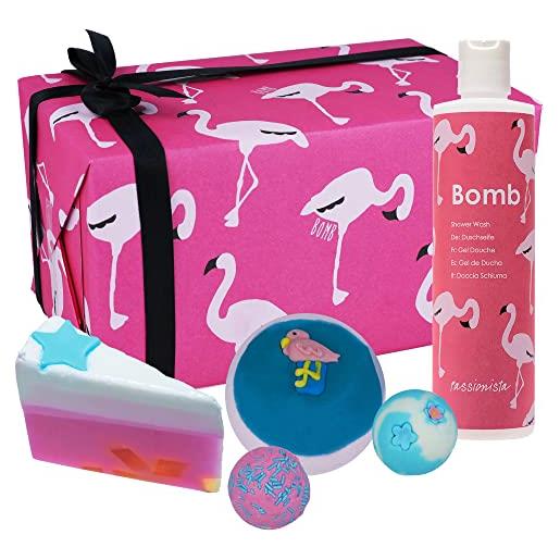 Bomb Cosmetics - confezione regalo di prodotti da bagno, corpo e doccia realizzati a mano let's flamingle, a tema fenicottero, 5 prodotti, 500 g