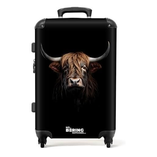 NoBoringSuitcases.com © valigia rigida con rotelle, trolley, bagaglio a mano, 4 ruote, lucchetto tsa (ritratto di bovino delle highlands scozzesi su sfondo nero), (valigia media 67x43x25 cm)