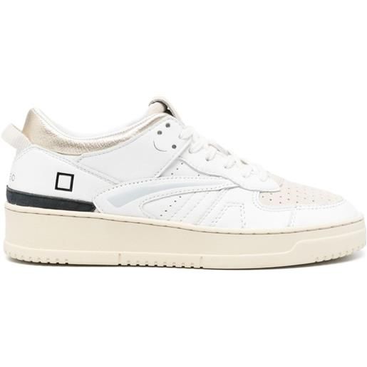 D.A.T.E. sneakers con logo goffrato - bianco