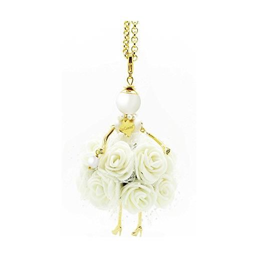 Le Carose collana da donna collezione fiorelline. Collana realizzata in bronzo con vestito di colore bianco e applicazioni con fiori 3d. Collana della lunghezza di 80cm, ciondolo di 10 cm e