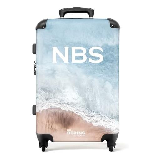 NoBoringSuitcases.com valigia modello, spiaggia con mar blu, mittelgroß, valigetta