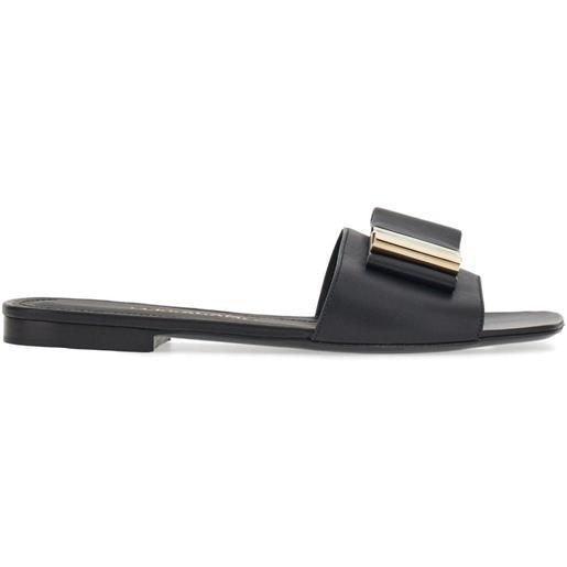 Ferragamo sandali slides con logo inciso - nero