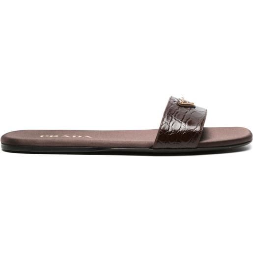 Prada sandali slides con logo goffrato - marrone