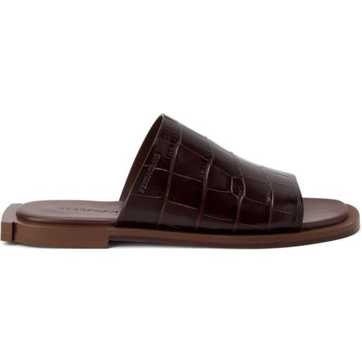 Ferragamo sandali slides con effetto coccodrillo - marrone