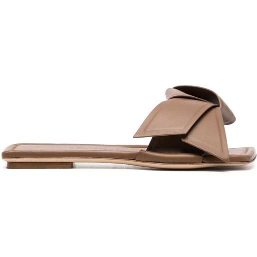 Acne Studios sandali slides con fiocco - marrone