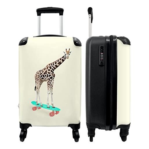 NoBoringSuitcases.com valigia - giraffa - motivo - skateboard - rosa - animali - 35x55x20 - bagaglio a mano