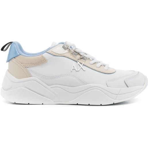 Armani Exchange sneakers con ciondolo logo - bianco
