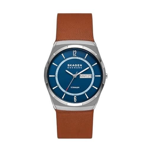 Skagen orologio da uomo melbye, movimento day-date a tre lancette, titanio con cassa da 40 mm e cinturino in pelle, castano