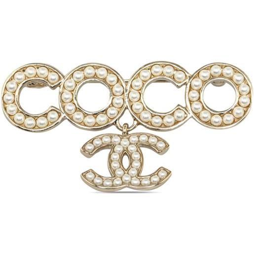 CHANEL Pre-Owned - spilla coco con logo cc con finta perla 2021 - donna - ottone/metallo - taglia unica - bianco