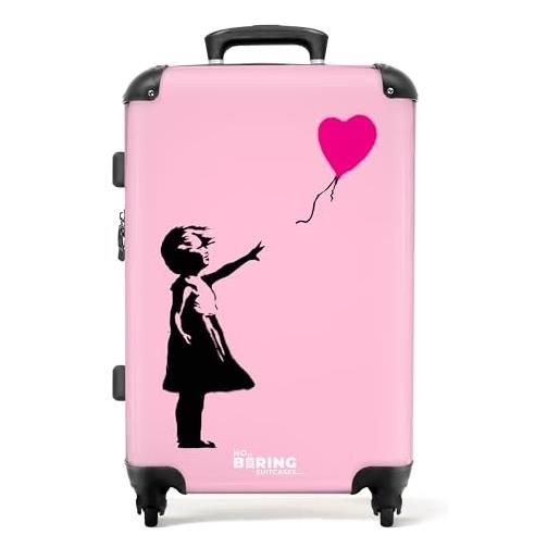 NoBoringSuitcases.com © valigia rigida con ruote, trolley, bagaglio a mano, 4 ruote, lucchetto tsa (ragazza con palloncino a forma di cuore rosa che vola via), (valigia media 67x43x25 cm)