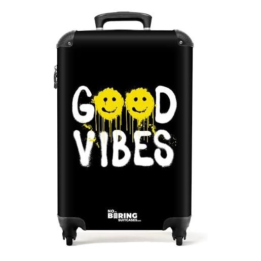 NoBoringSuitcases.com © valigia rigida con ruote, trolley, bagaglio a mano, 4 ruote, lucchetto tsa (citazione 'good vibes' come opera d'arte graffiti, 55x40x20 cm)