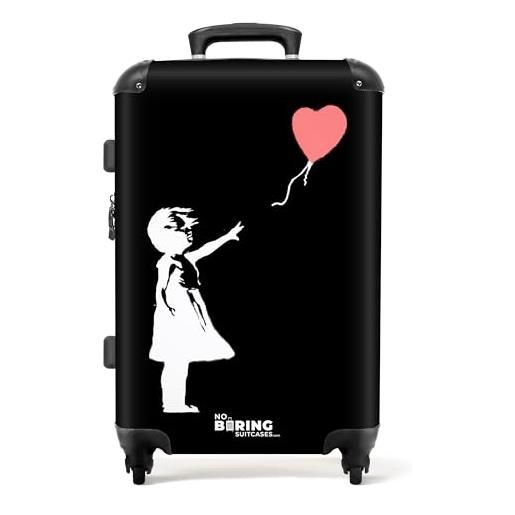 NoBoringSuitcases.com © valigia rigida con ruote, trolley, bagaglio a mano, 4 ruote, lucchetto tsa (ragazza con palloncino rosso a forma di cuore in bianco e nero), (valigia media 67x43x25 cm)