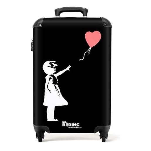 NoBoringSuitcases.com © valigia rigida con ruote, trolley, bagaglio a mano, 4 ruote, lucchetto tsa (ragazza con palloncino rosso a forma di cuore in bianco e nero, 55x40x20 cm)