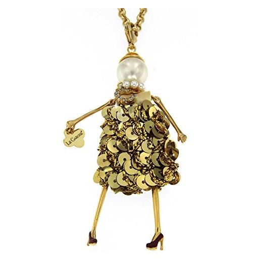 Le Carose collana da donna collezione letterine. Il gioiello è in ottone con bambolina con galvanica dorata e abito con paillettes, collanina in perle e pendente con lettera c. Dimensioni: c