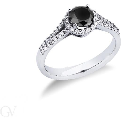 Gioielli di Valenza anello tipo solitario in oro bianco 18k con diamante nero centrale e diamanti a contorno e sul gambo