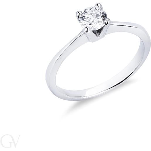 Gioielli di Valenza anello solitario a 4 griffe in oro bianco 18k con diamante, ct. 0,40