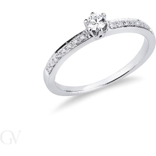 Gioielli di Valenza anello tipo solitario a sei griffe in oro bianco 18k con 8 diamanti per lato, totale ct. 0.19