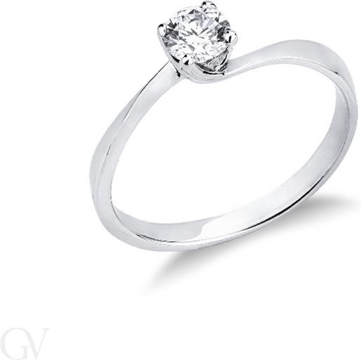 Gioielli di Valenza anello solitario a 4 griffe in oro bianco 18k con diamante taglio brillante, ct. 0,30