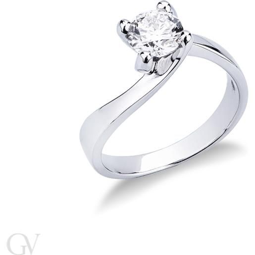 Gioielli di Valenza solitario griffe in oro bianco 18k con incastonato diamante di carati. 0,90, modello valentino