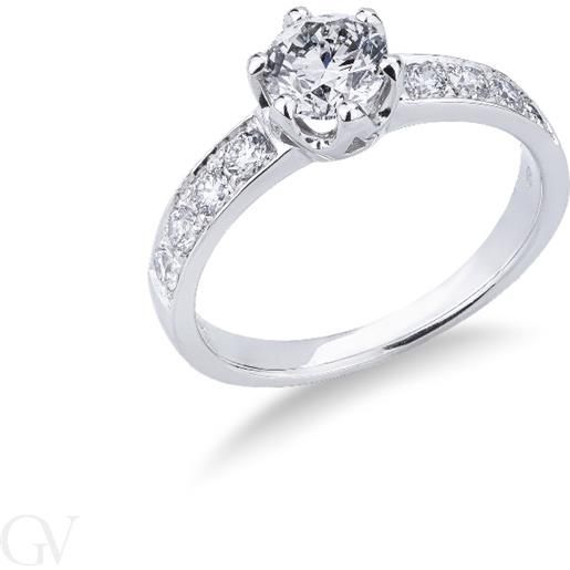 Gioielli di Valenza anello tipo solitario in oro bianco 18k con diamanti, pietra centrale da 0.90 ct. 