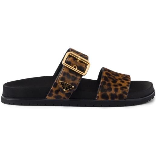 Prada sandali con logo a triangolo - marrone