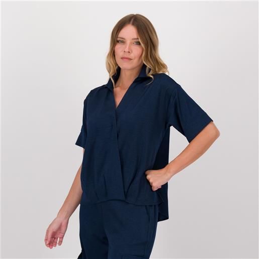 Wynne Layers blusa a maniche corte in satin effetto martellato