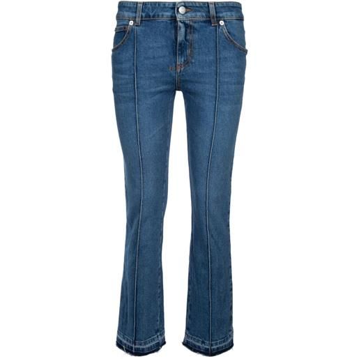 Alexander McQueen jeans svasati con applicazione logo - blu