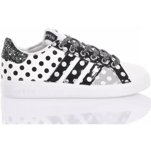 Collezione scarpe donna adidas bianche e nere prezzi sconti Drezzy