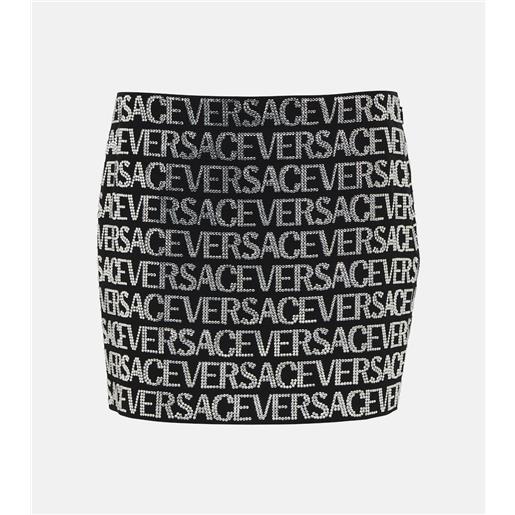 Versace minigonna con logo e decorazioni