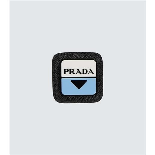 Prada badge con logo rifinito in pelle