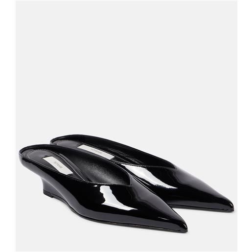 Toteme mules sharp in vernice con zeppa