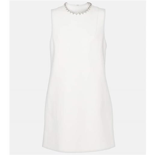 Area abito corto con decorazioni