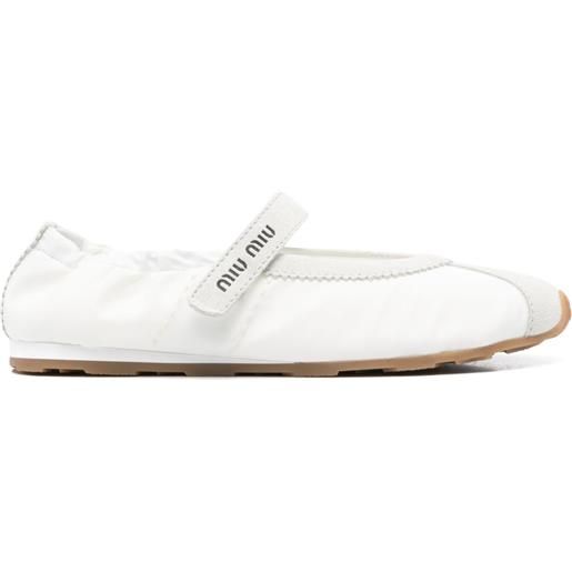 Miu Miu ballerine con inserti in pelle scamosciata - bianco