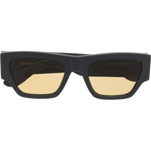 Alexander McQueen Eyewear occhiali da sole con logo inciso - grigio