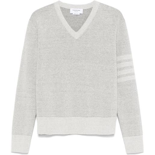 Thom Browne maglione con dettaglio a 4 righe e scollo a v - grigio