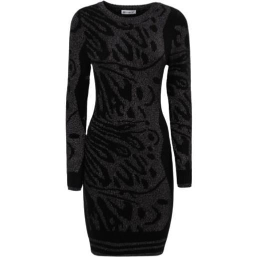 Influencer abito di maglia aderente e corto