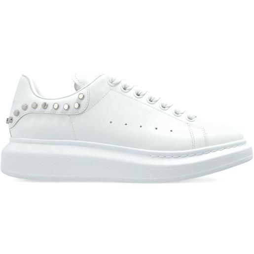 Alexander McQueen sneakers oversize con borchie - bianco