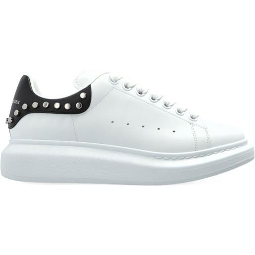 Alexander McQueen sneakers oversize con borchie - bianco