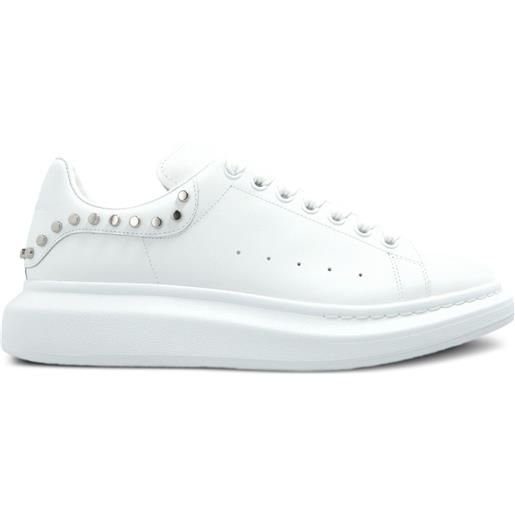 Alexander McQueen sneakers oversize con borchie - bianco