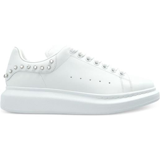 Alexander McQueen sneakers oversize con borchie - bianco