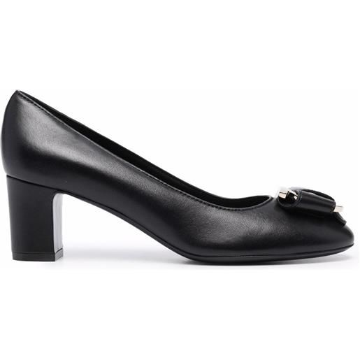 Ferragamo pumps con applicazione - nero