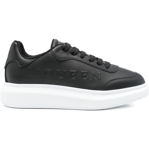 Alexander McQueen sneakers oversize con logo goffrato - nero