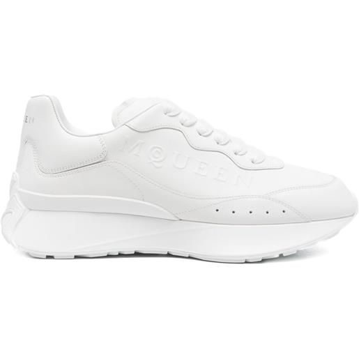 Alexander McQueen sneakers chunky oversize con logo goffrato - bianco