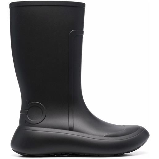 Ferragamo stivali da pioggia con logo gancini goffrato - nero