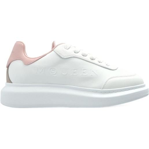Alexander McQueen sneakers oversize con logo goffrato - bianco