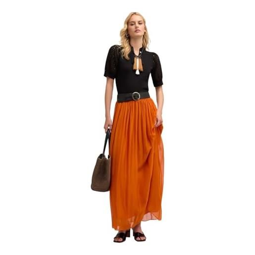 Motivi: gonna lunga in georgette arancione. L stagione primavera estate 2025. 