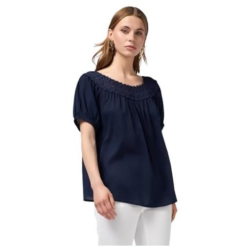Oltre: blusa in mussola con pizzo blu. L stagione primavera estate 2025. 