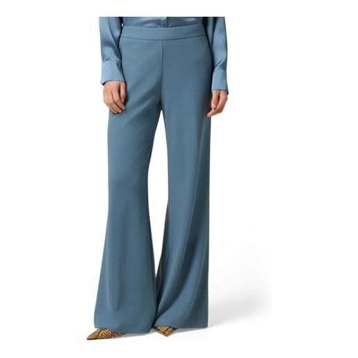 Oltre: pantaloni palazzo in tessuto crêpe rosso. L stagione autunno inverno 2025