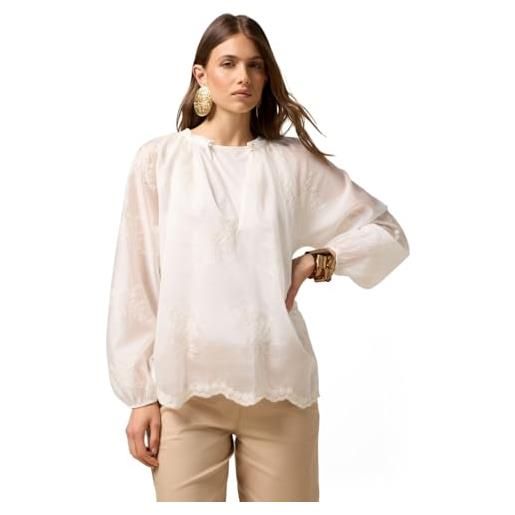 Oltre: blusa in voile ricamato bianco. L stagione primavera estate 2025. 